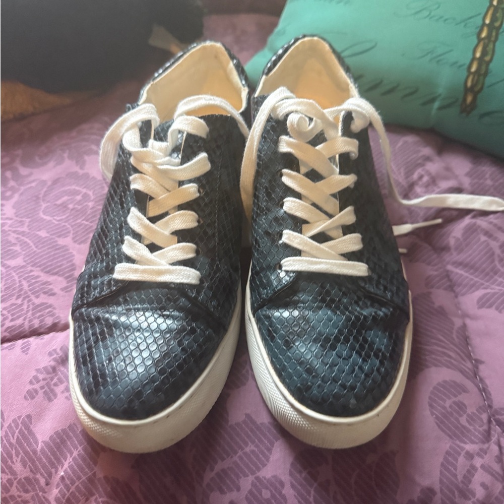 Women's Kennth Cole Blue and  Black Snakeskin Sneakers sz 8.5